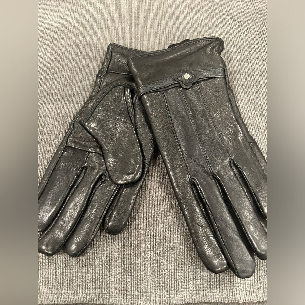 NWT! Black leather gloves - size medium